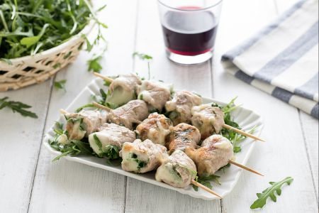 Brochettes de veau avec roquette et scamorza