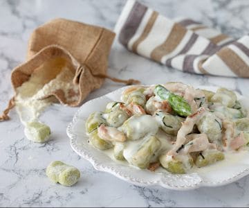Gnocchi d'asperges à la crème de burrata et pancetta
