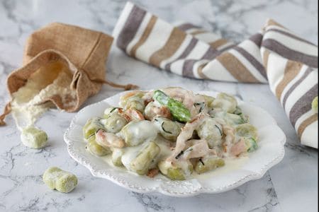 Gnocchi d'asperges à la crème de burrata et pancetta