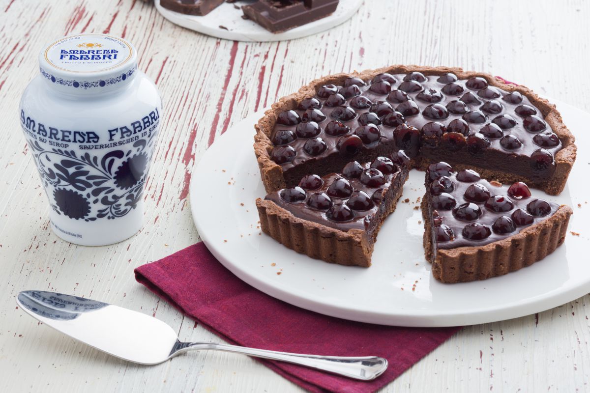 Tarte aux noisettes avec ganache au chocolat noir et griottes