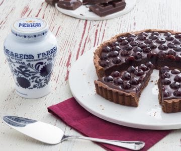 Tarte aux noisettes avec ganache au chocolat noir et griottes