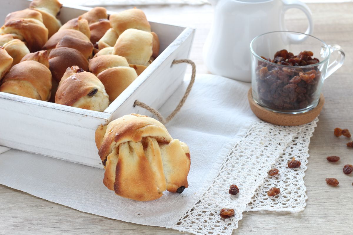 Petits nœuds de brioche aux raisins secs