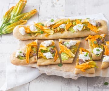 Focaccia avec anchois, fleurs de courgette et burrata