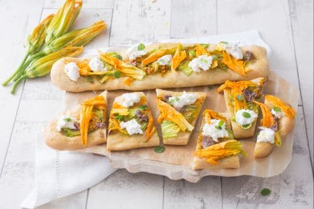 Focaccia avec anchois, fleurs de courgette et burrata