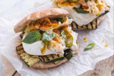 Puccia avec burrata et fleurs de courgette