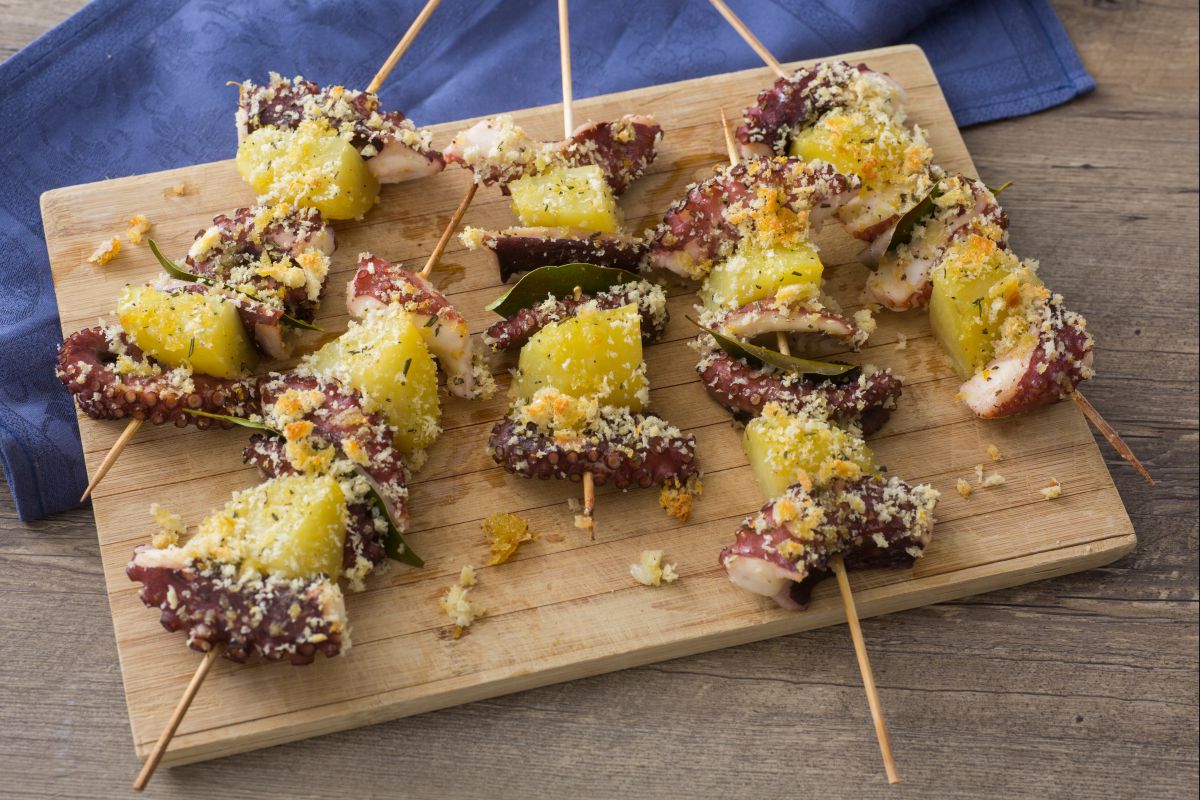Brochettes de poulpe et pommes de terre