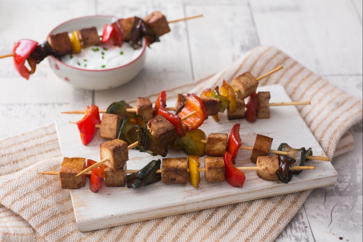 Brochettes de tofu mariné et légumes