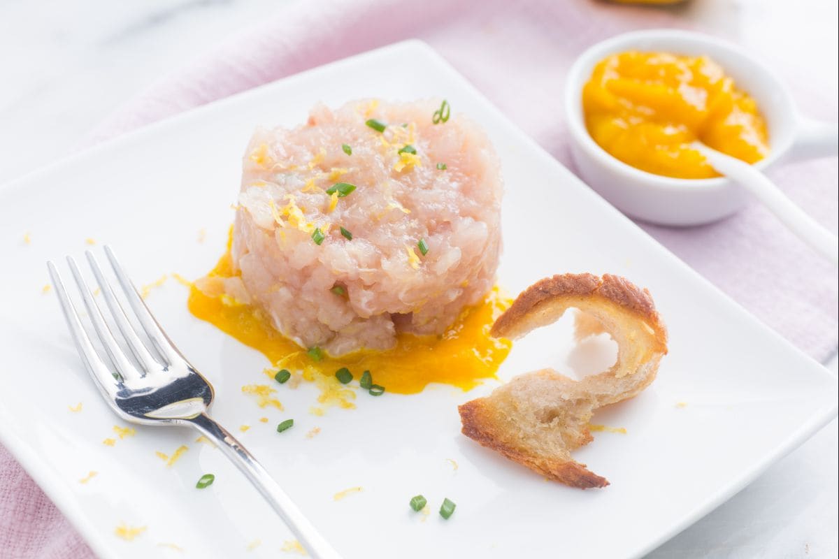Tartare de sériole avec sauce à la mangue
