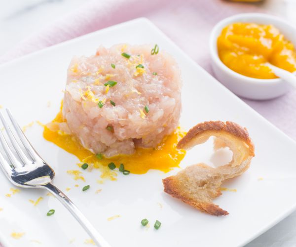 Tartare de sériole avec sauce à la mangue