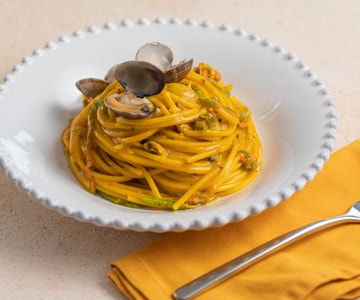Spaghetti aux palourdes avec fleurs de courgette et safran