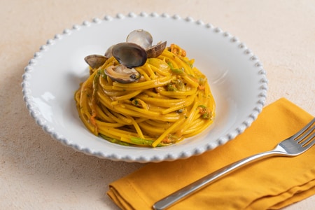 Spaghetti aux palourdes avec fleurs de courgette et safran