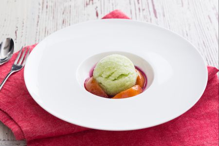 Granité au citron et basilic avec pêches caramélisées