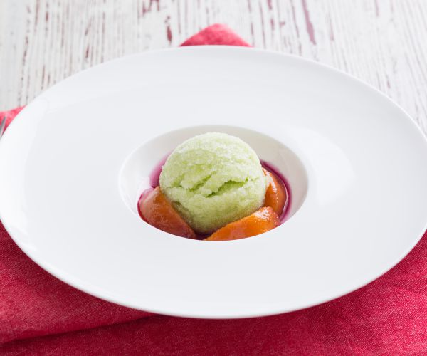 Granité au citron et basilic avec pêches caramélisées