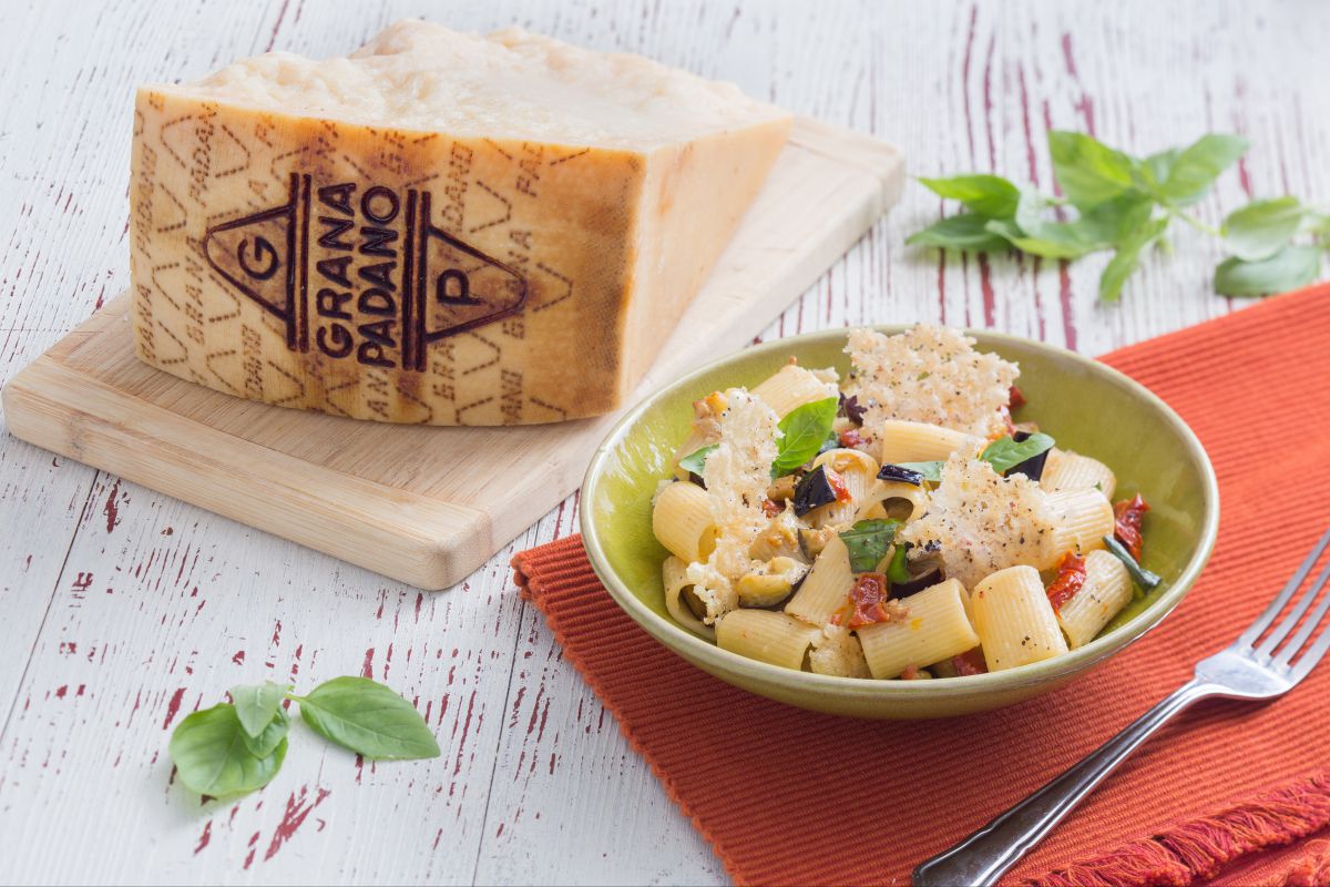 Pâtes avec aubergines et tuiles de Grana Padano