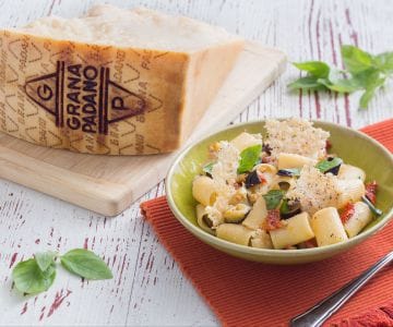 Pâtes avec aubergines et tuiles de Grana Padano
