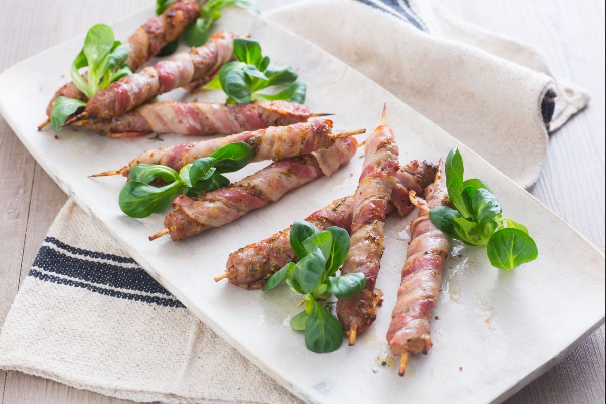 Brochettes de saucisse et lard