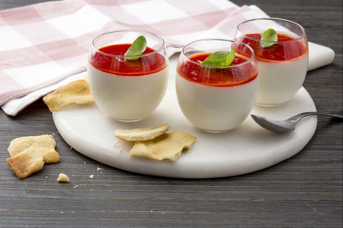 Panna cotta avec coulis de tomates cerises