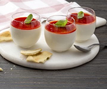 Panna cotta avec coulis de tomates cerises