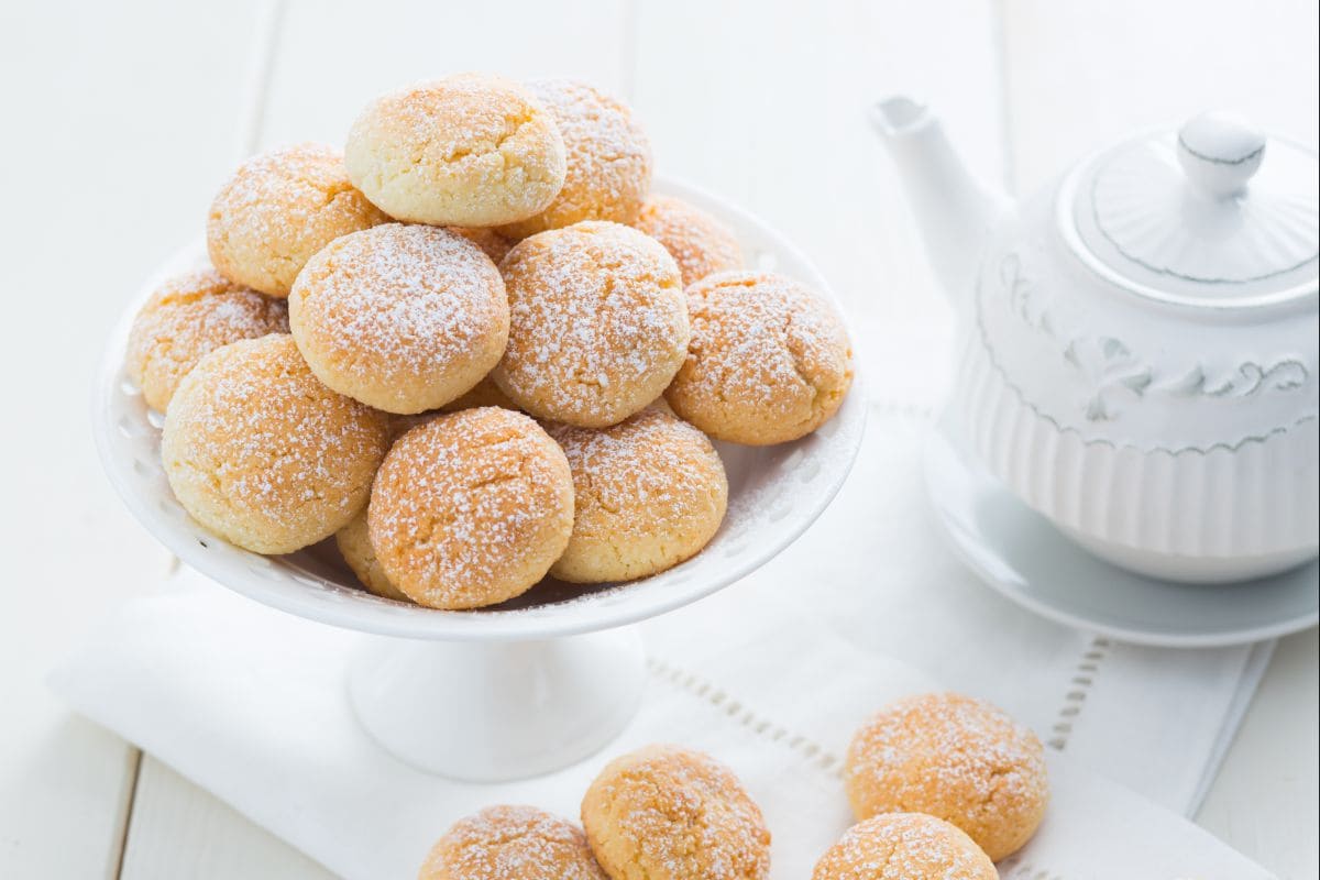 Biscuits à la noix de coco avec cœur de chocolat blanc