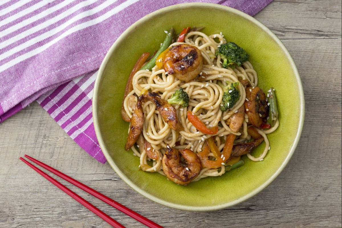 Nouilles avec poulet et crevettes