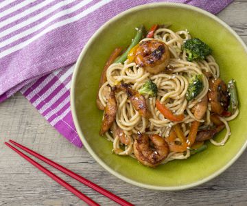 Nouilles avec poulet et crevettes