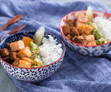 Bol de saumon, avocat et croquant de pain