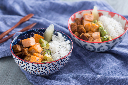 Bol de saumon, avocat et croquant de pain