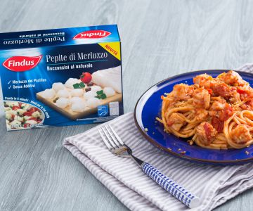 Spaghetti à la sauce avec cabillaud et pain aux herbes