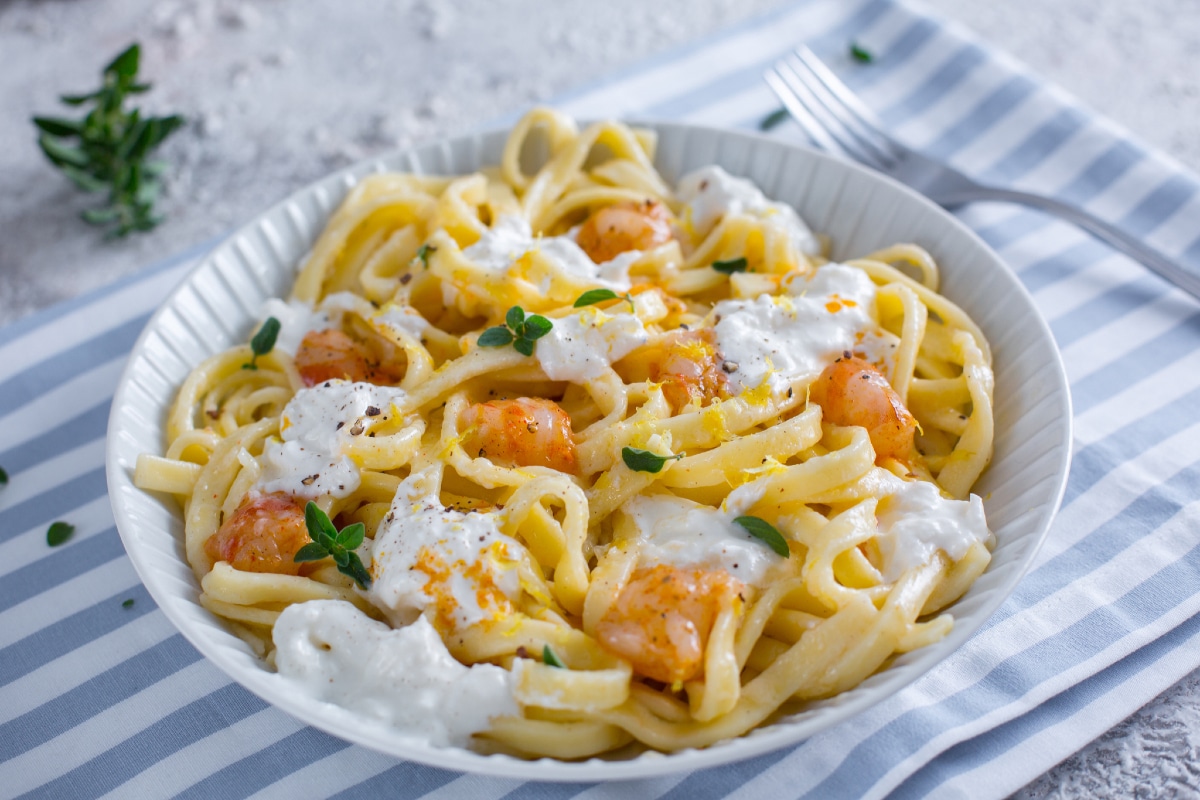 Scialatielli au citron avec mozzarella de bufflonne et crevettes