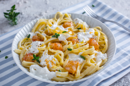 Scialatielli au citron avec mozzarella de bufflonne et crevettes
