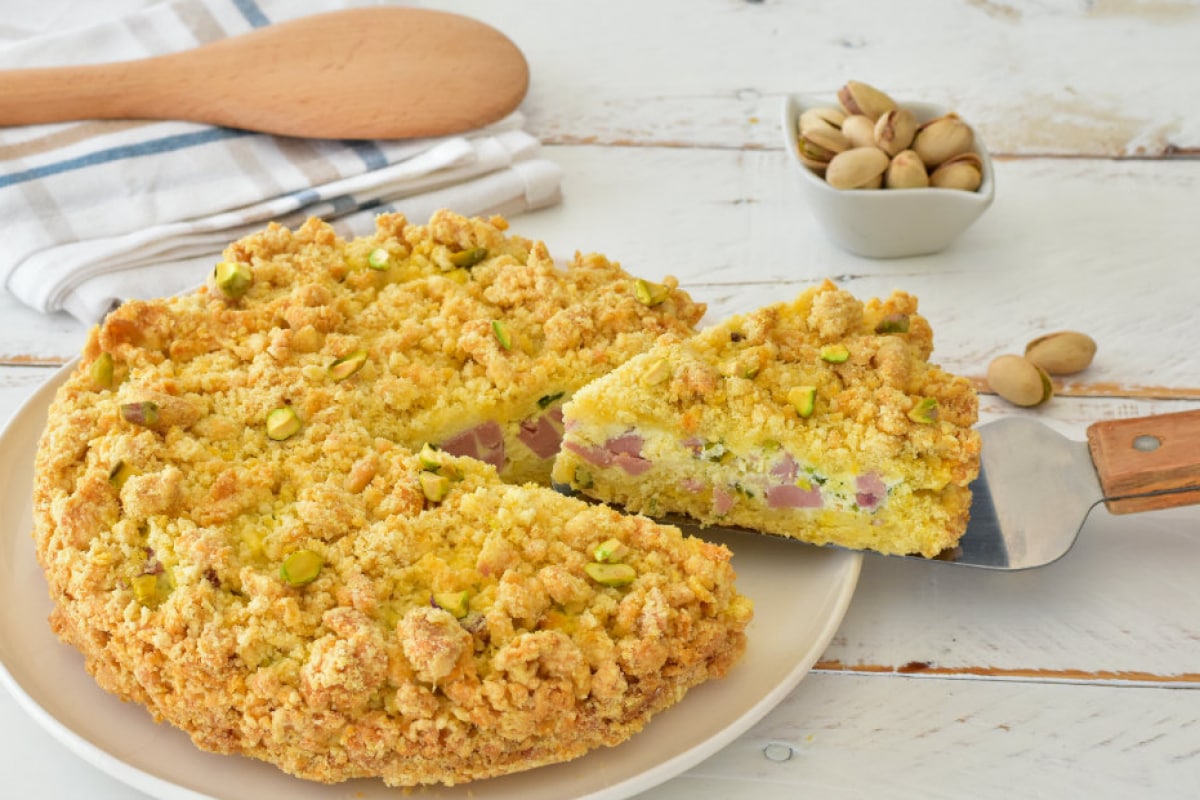 Gâteau émietté salé à la mortadelle et aux pistaches