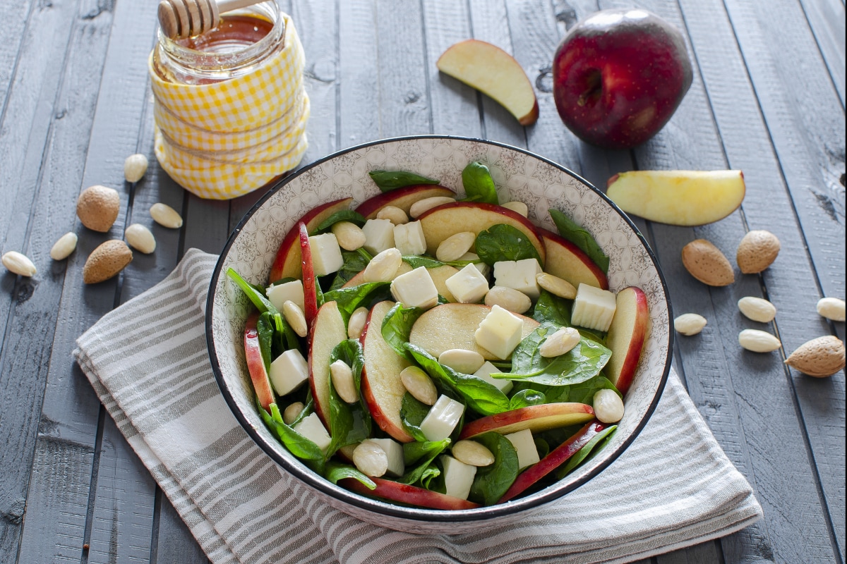 Salade de pommes et jeunes pousses d'épinards