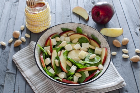 Salade de pommes et jeunes pousses d'épinards