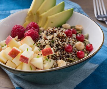 Bol de quinoa avec pommes, fromage et fruits rouges