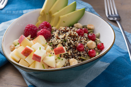 Bol de quinoa avec pommes, fromage et fruits rouges