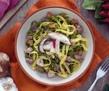Paglia e fieno avec viandes variées et champignons