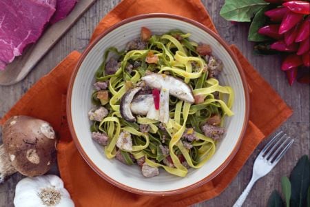 Paglia e fieno avec viandes variées et champignons