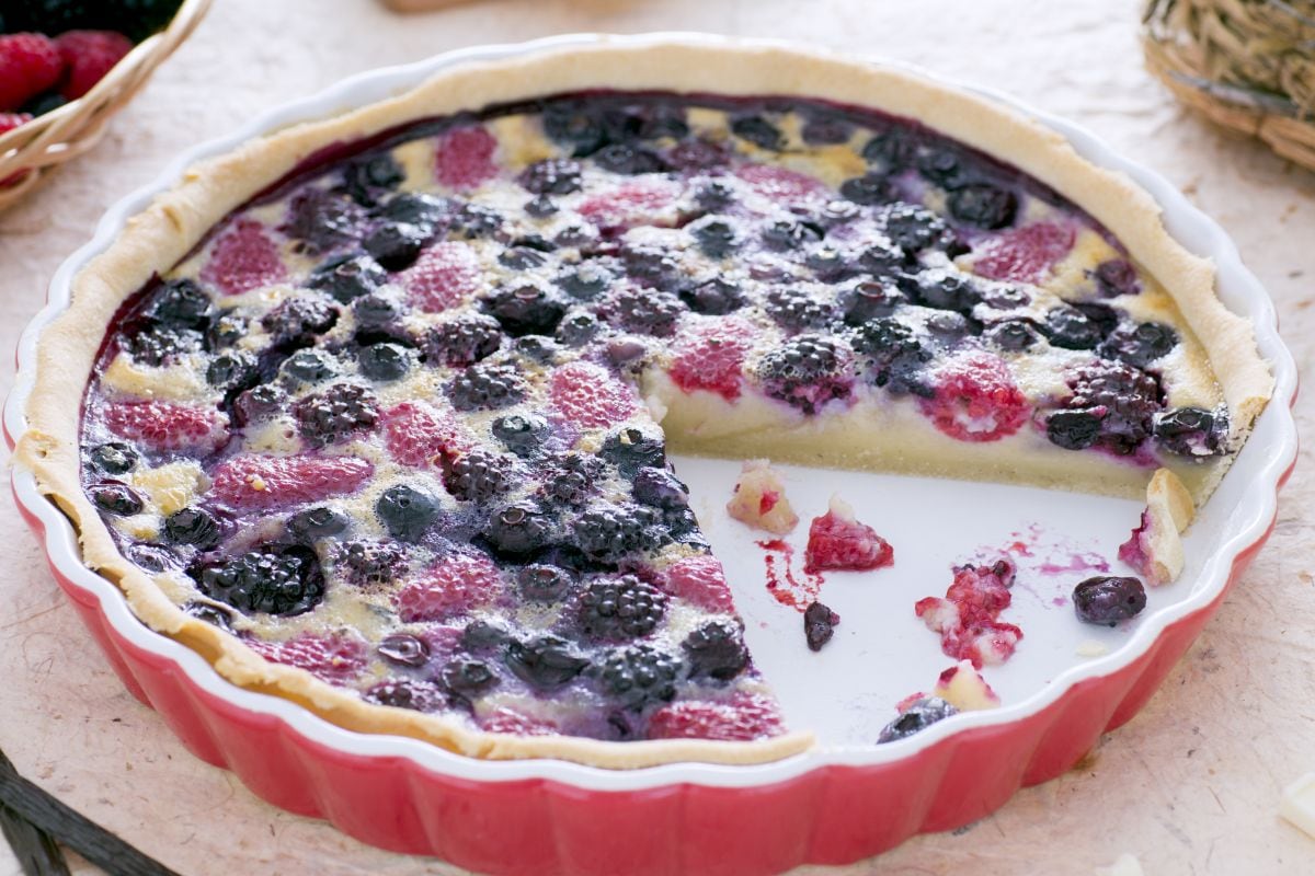 Flan aux fruits rouges avec sauce au chocolat