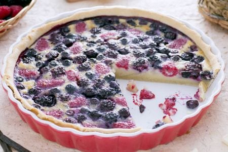 Flan aux fruits rouges avec sauce au chocolat