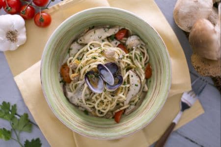 Tonnarelli aux palourdes, cèpes et tomates cerises