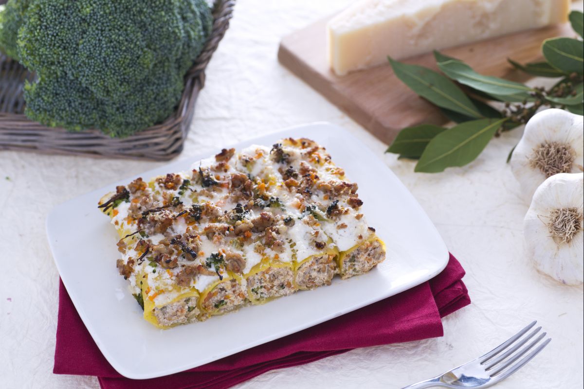 Cannelloni à la crème de brocolis à la ricotta et au ragoût épicé