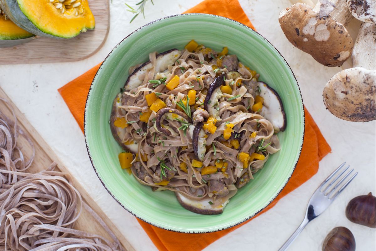 Spaghetti à la guitare à la farine de châtaigne avec champignons, potiron et saucisse