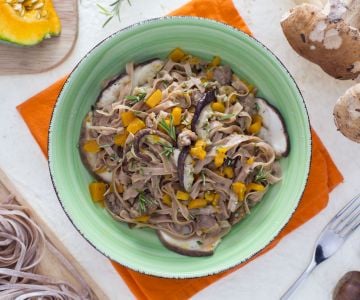 Spaghetti à la guitare à la farine de châtaigne avec champignons, potiron et saucisse