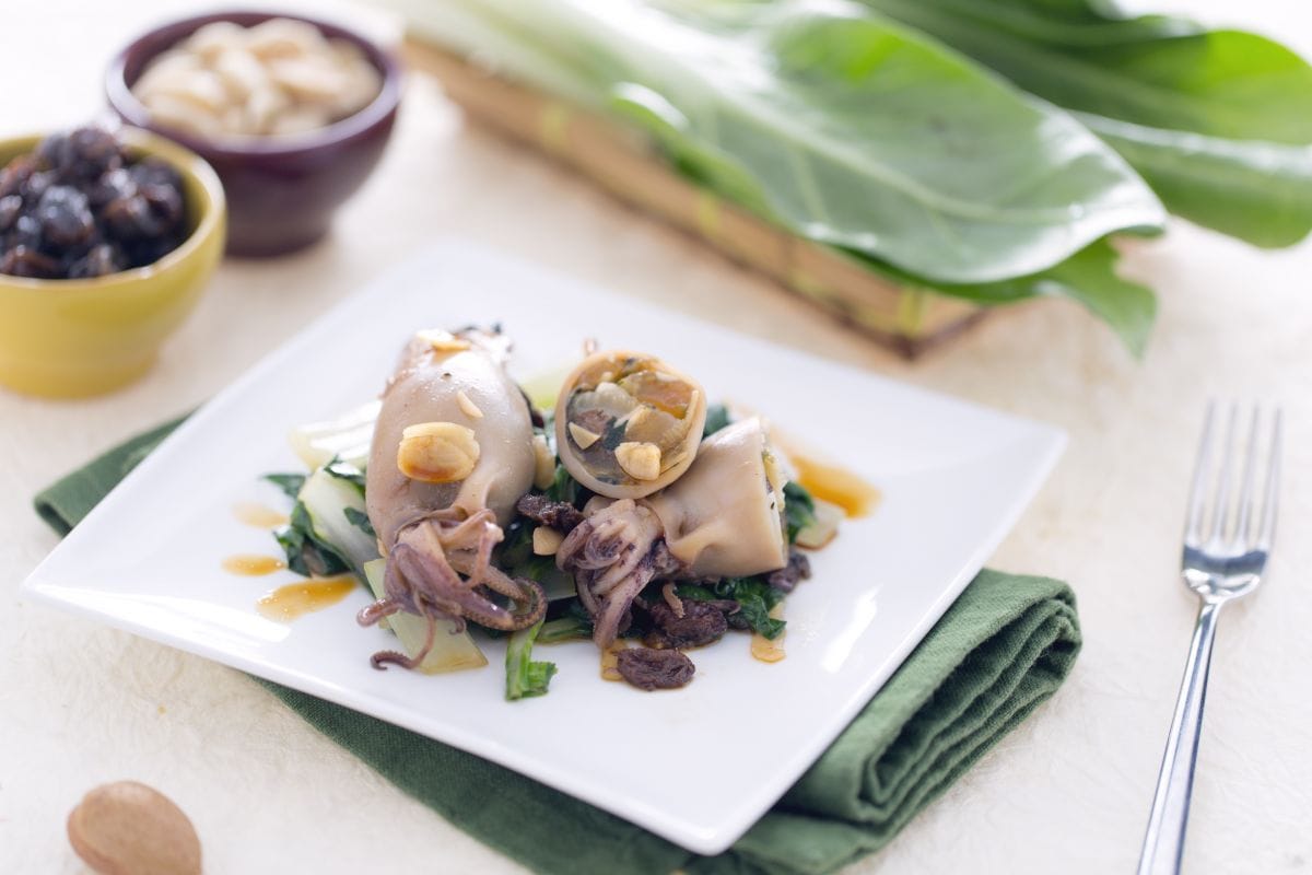 Calamars farcis aux blettes, raisins secs et amandes