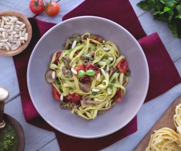 Tagliatelles aux tomates cerises confites, champignons et pesto