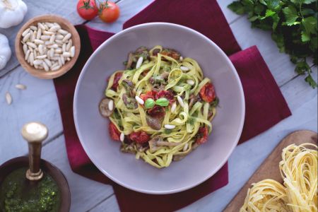 Tagliatelles aux tomates cerises confites, champignons et pesto