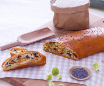 Strudel rouge à la tomate avec farce de thon, brocoli et poireau