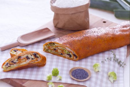 Strudel rouge à la tomate avec farce de thon, brocoli et poireau