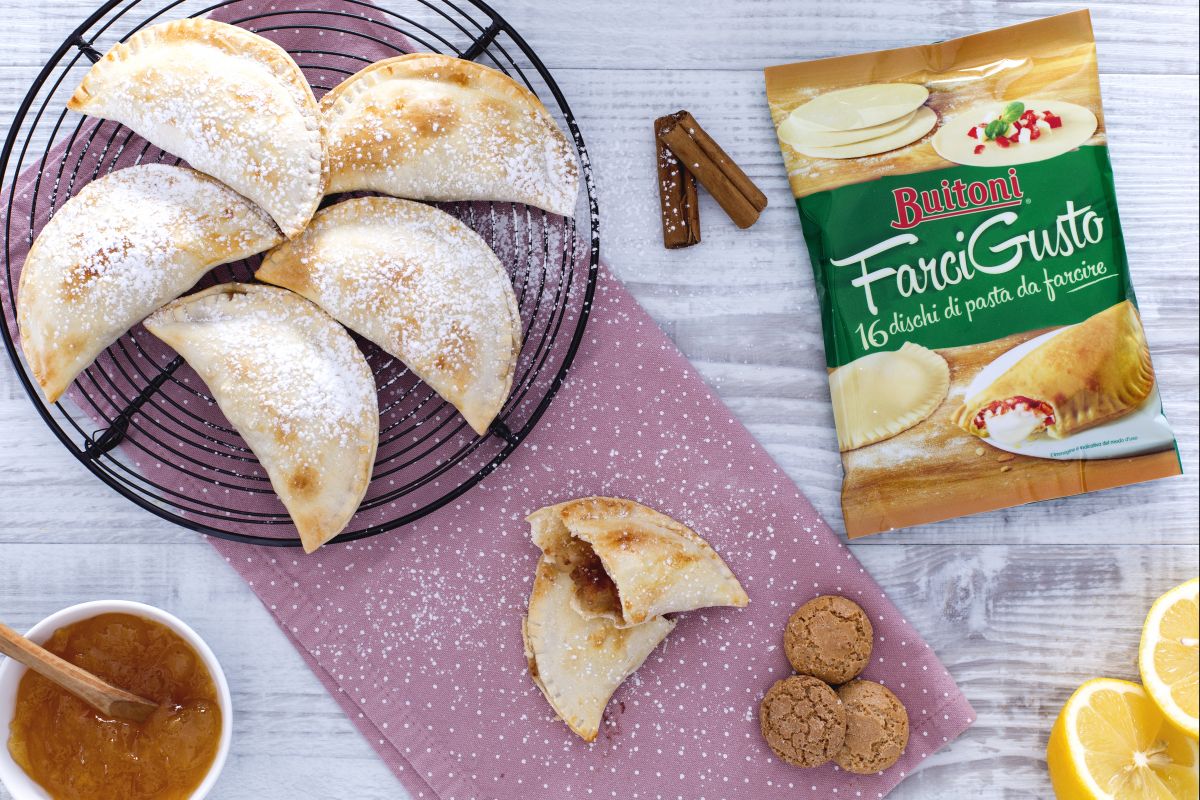 Demi-lunes sucrées aux poires, confiture de pêches et amaretti