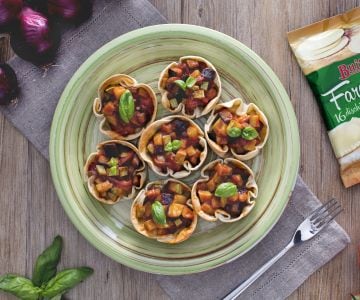 Paniers croustillants avec caponata d'aubergines et courgettes